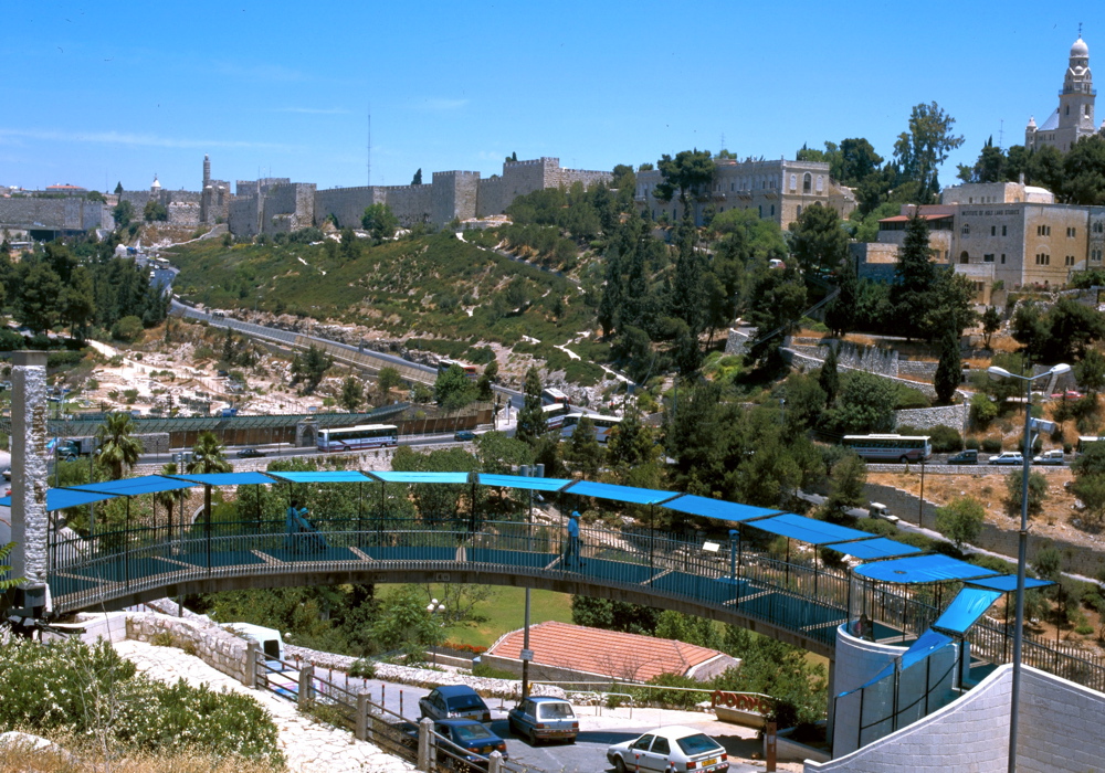 Installation on the The Bnai B'rith Bridge, The Jerusalem Cinematheque
Photo: Oded Antman
001