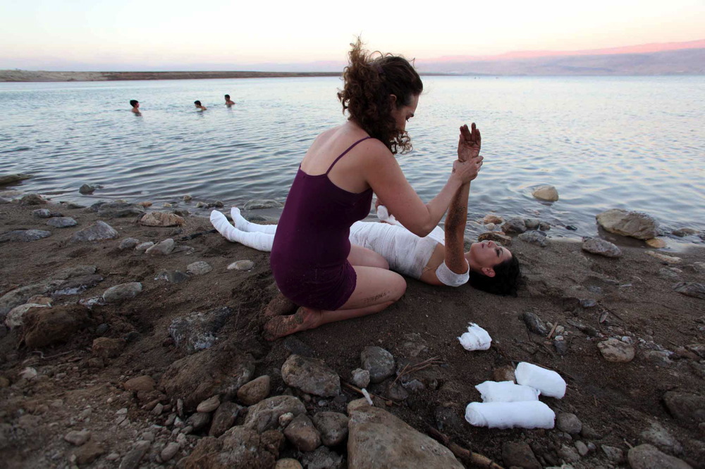 Photo: Jim Hollander Sea of Death 2010