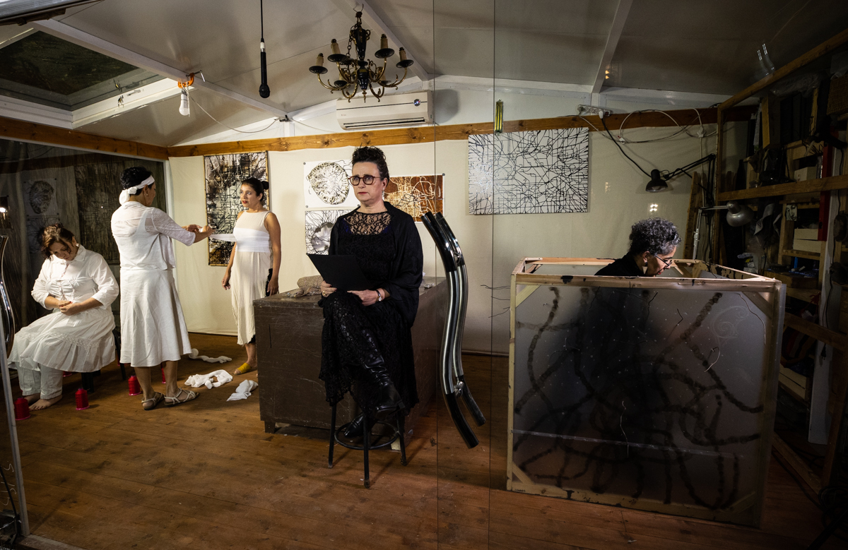 Performance “In what (ornamental) apparel may a woman go out” (Mishnah Shabbat 6a)
at the Studio of Bitya Rosenak in the framework of The Jerusalem Biennale, photos: Oded Antman Performance 07