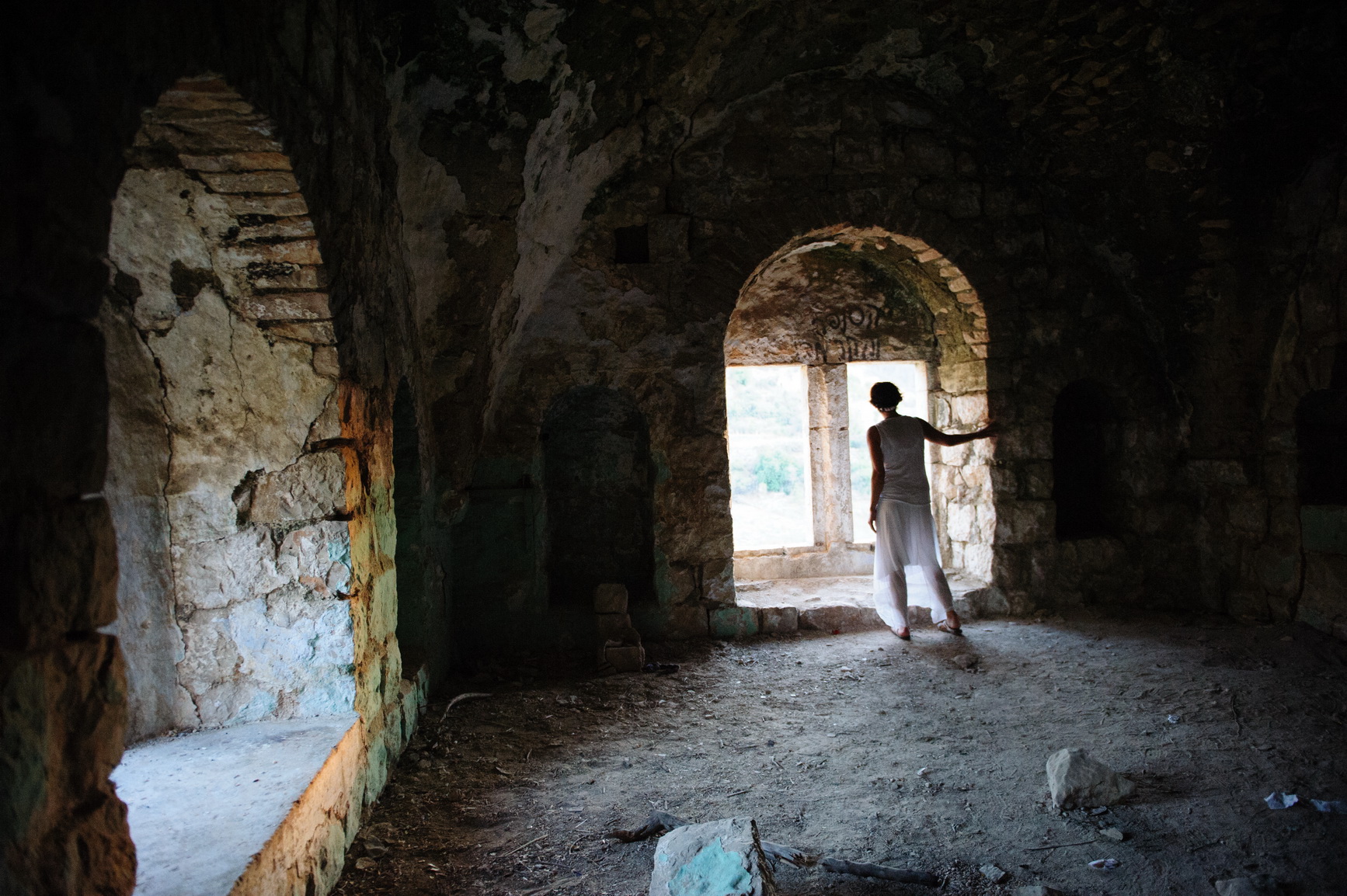 Performance on the ruins of the Arab village of Lifta, 2013, photo Yair Tsriker ariane_littman_the_spring_01_2013_01