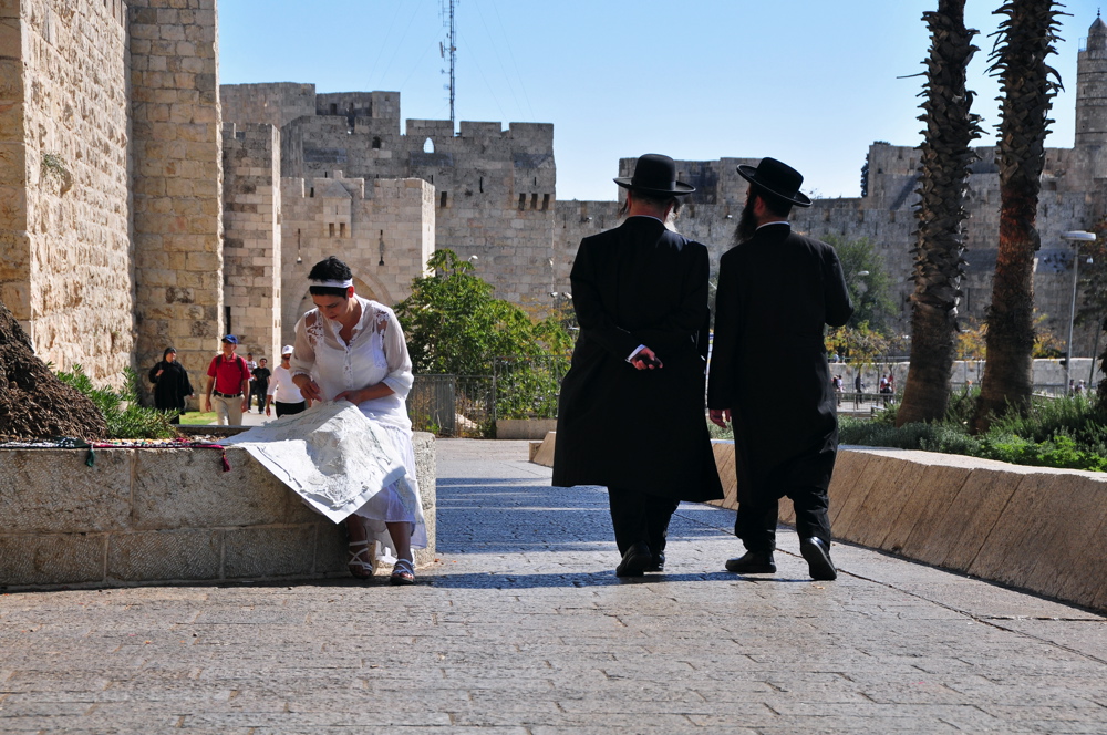 Sewing 'Jerusalem Wounded Map' by the Jaffa Gate, photo by Yair Tsriker Dada-Jerusalem 026