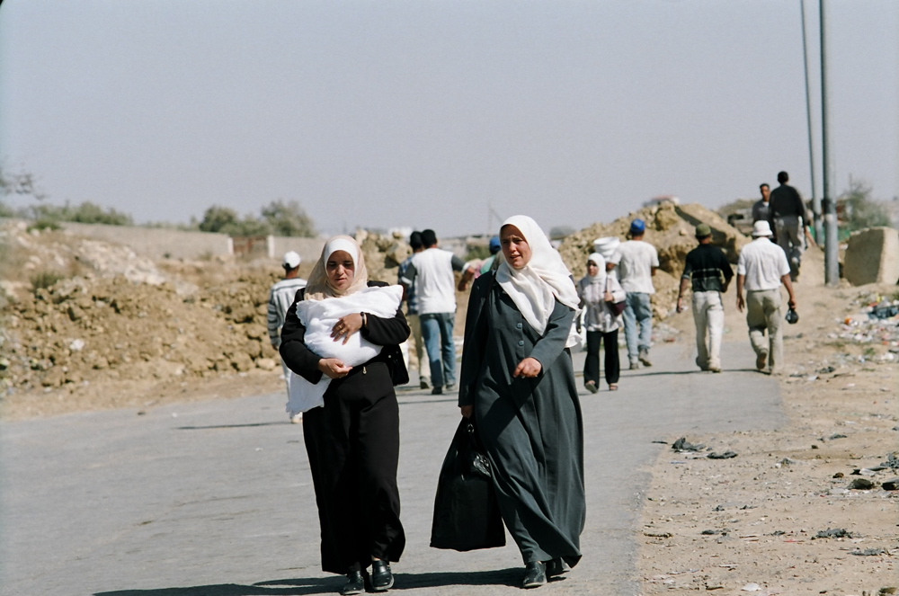 Palestinian women with child having crossed a earth mount of rubble, dirt and rocks preventing access of vehicles into Bethlehem, Al Khadr, July 2004
El Khader-Bethlehem 02