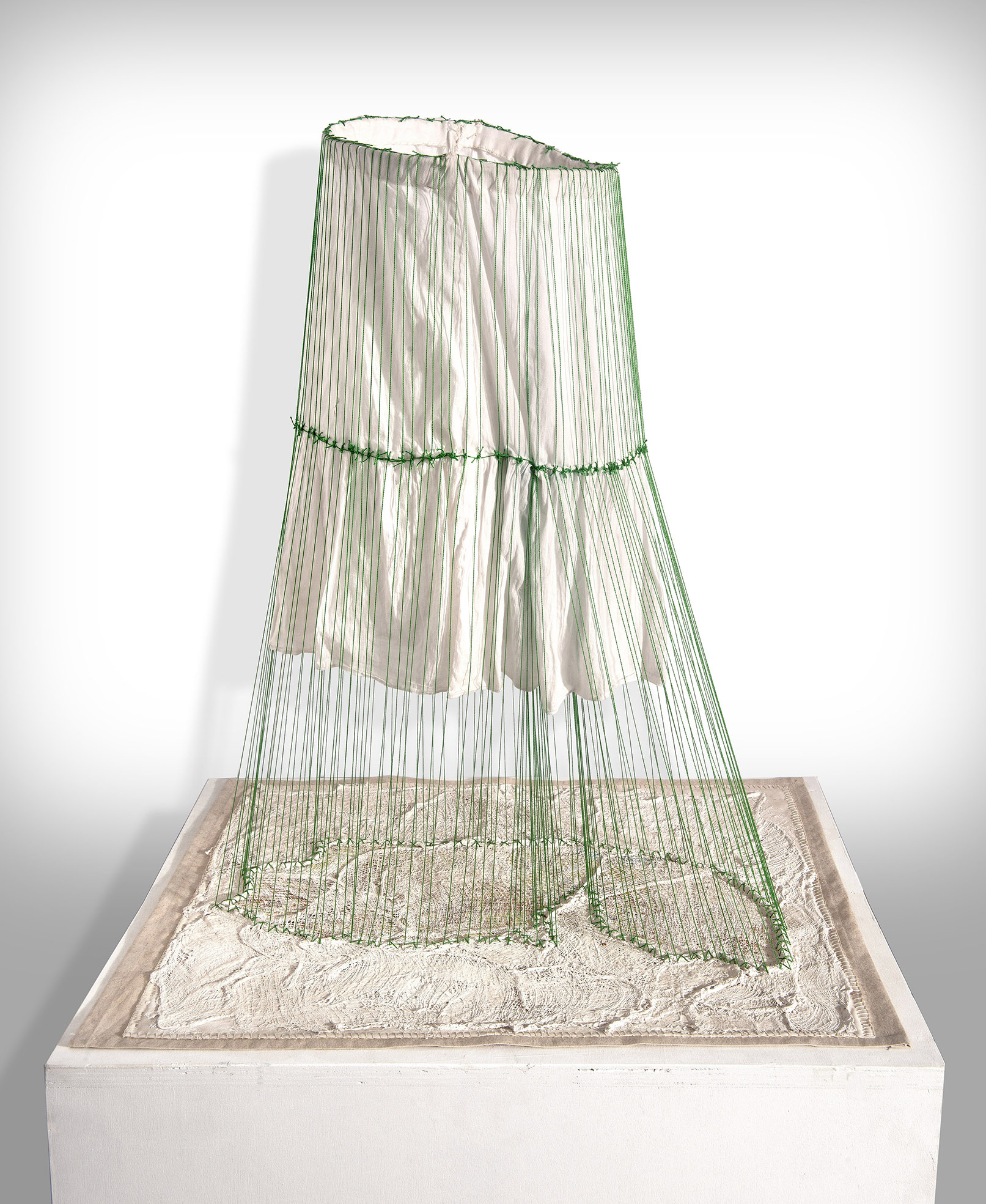 Map, fabric, gauzes, plaster and green threads.
85 x 55 x 65 cm, photo Michael Amar
ariane_littman_Embryo 2019 01