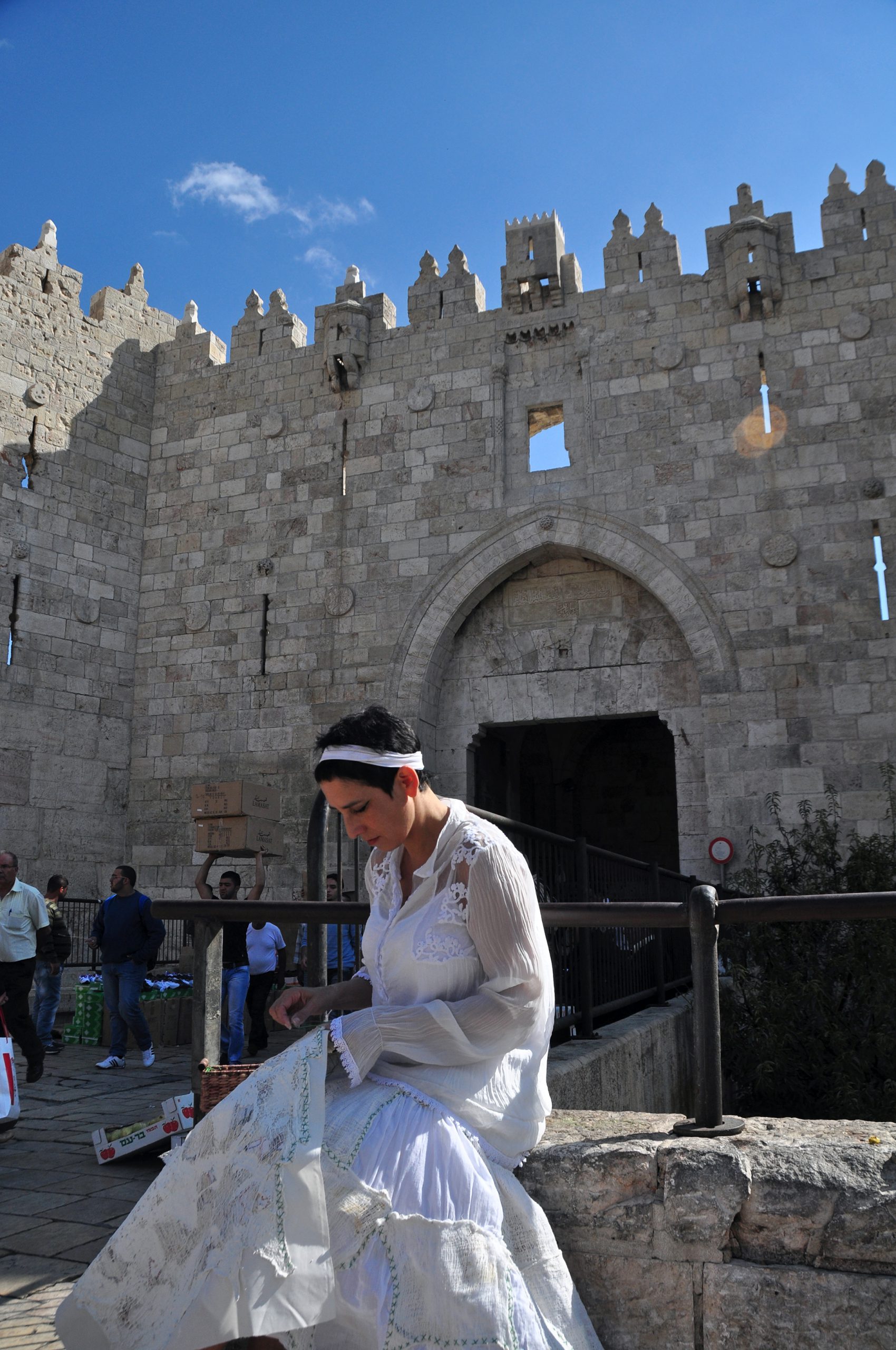 The Green Thread 2011, Sewing a wounded map of Jerusalem beside the Damascus Gate, The Arab market, The Jaffa Gate, the Wailing Wall and the Holy Sepulcher, Photo: Yair Tsriker Green Thread 001