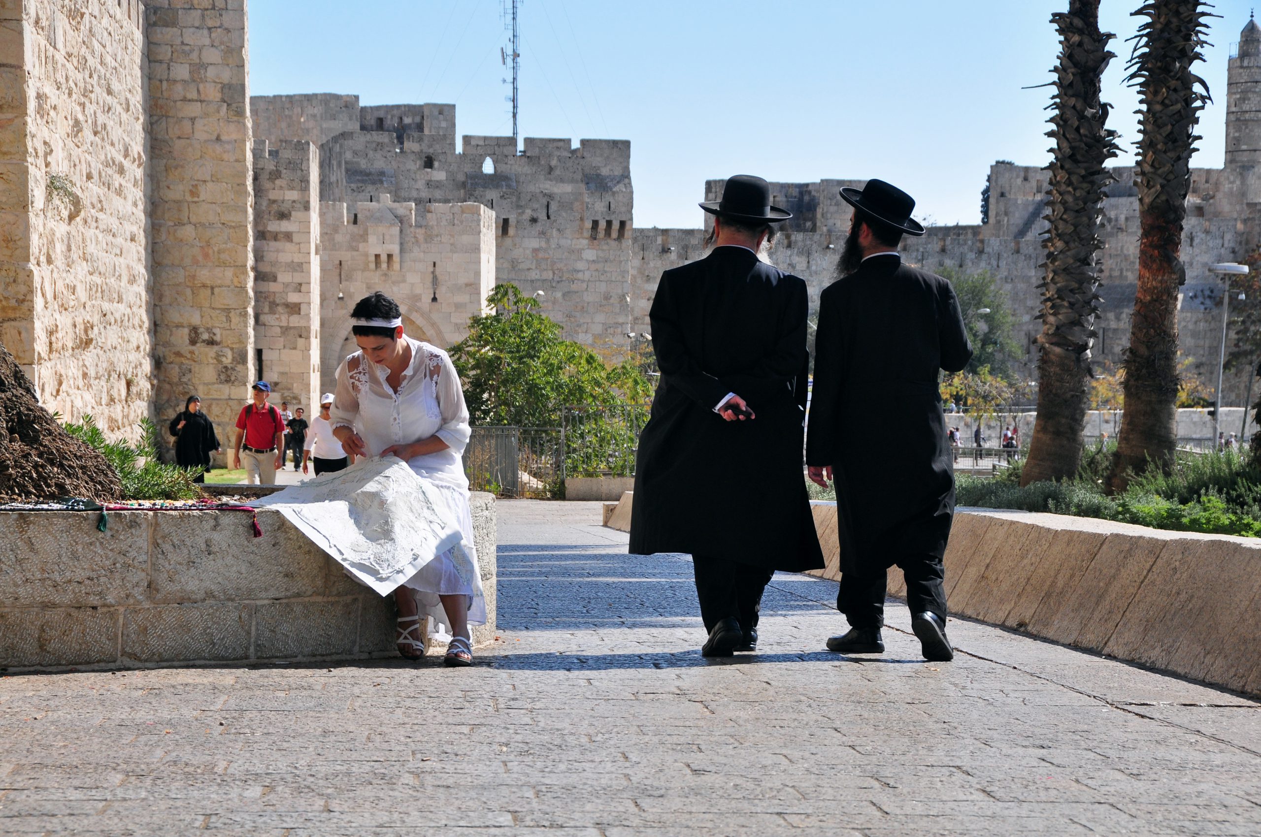 The Green Thread 2011, Sewing a wounded map of Jerusalem by The Jaffa Gate Photo: Yair Tsriker Green Thread 006