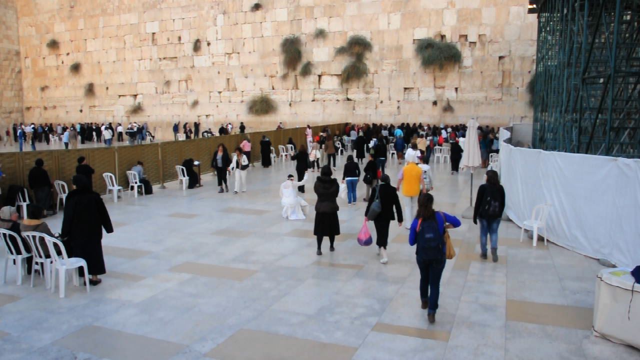 The Green Thread 2011, Sewing a wounded map of Jerusalem by the Wailing Wall, Photo: Yair Tsriker Green Thread 010