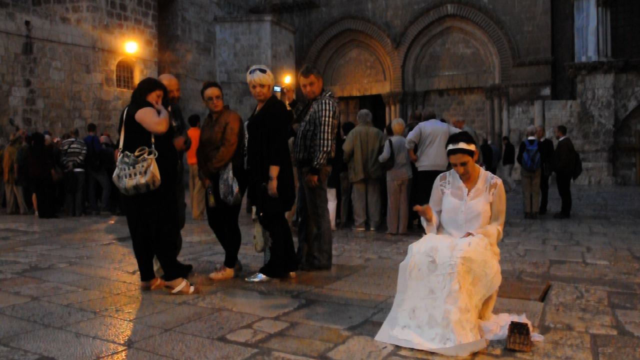 The Green Thread 2011, Sewing a wounded map of Jerusalem by the Holy Sepulcher, Photo: Yair Tsriker Green Thread 014
