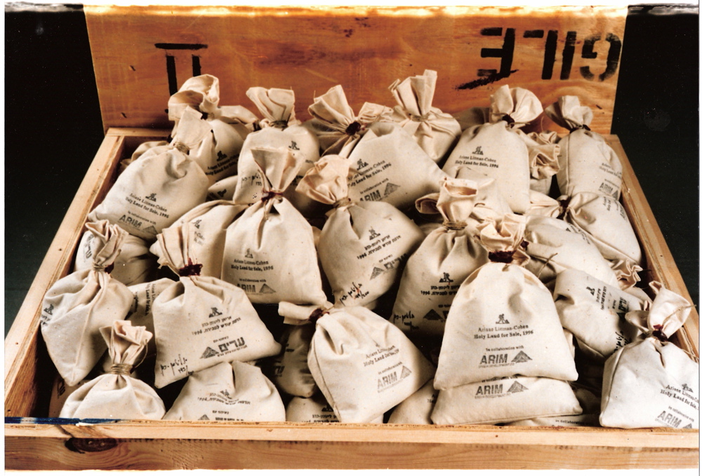 'Holy Land for Sale' 1996,
Special Edition of 200 earth bags, signed and numbered fabric, soil, linen, string and wax
In collaboration with Arim, Urban Development Co.
14 x19 cm, 600 gr. (each)
Holy land for Sale, 001