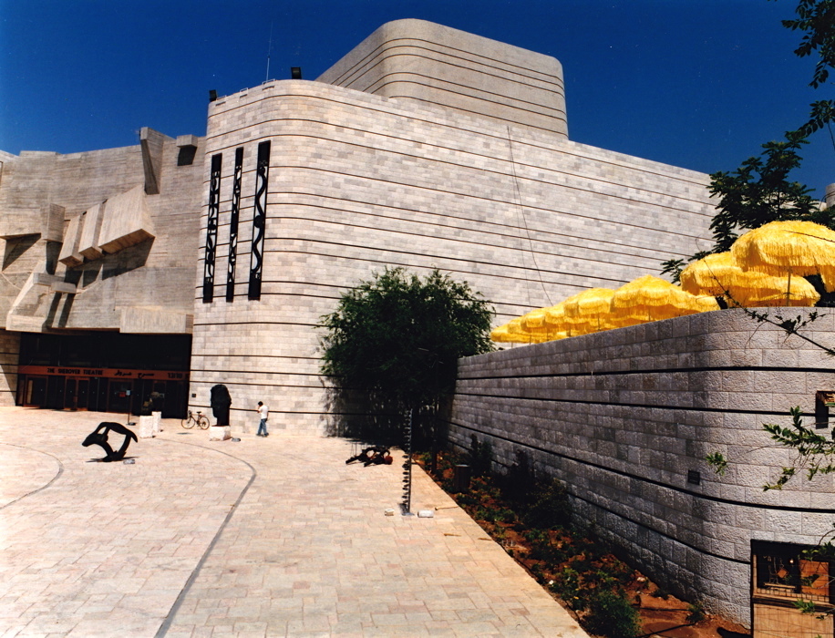 Jaffa Sunshine (1995), 21 yellow sun-shades, fabric, raffia, steel,plastic and light
height: 2.20 x diam: 2m. x length: 33 m Jaffa Sunshine 02