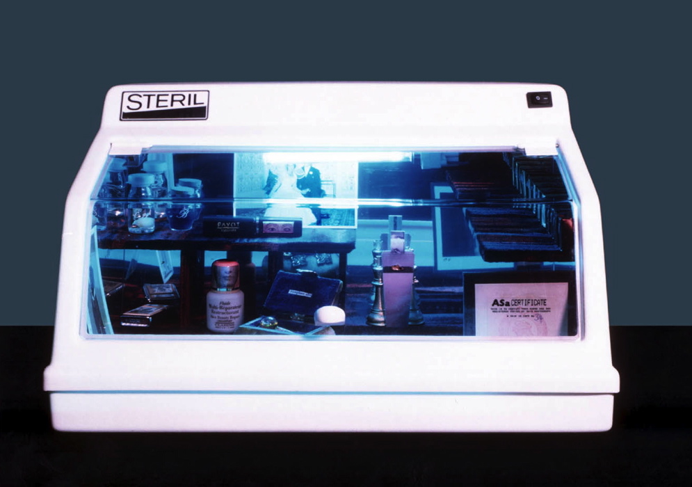 Interior (1994), sterilizer, objects and mixed media,
25 x 41 x 27 cm, photo: Eitan Shouker
Meta Sex 07