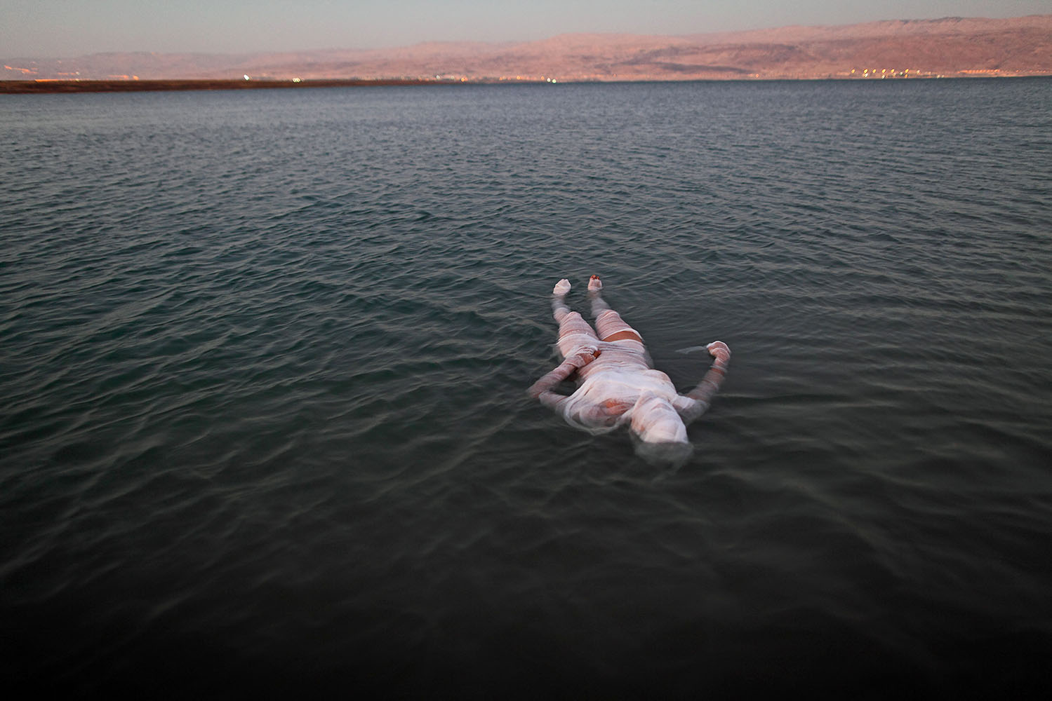 Sea of Death 2010 Performance at Kalia beach, photo Jim Hollander ariane_littman_sea_of_death_2010_03