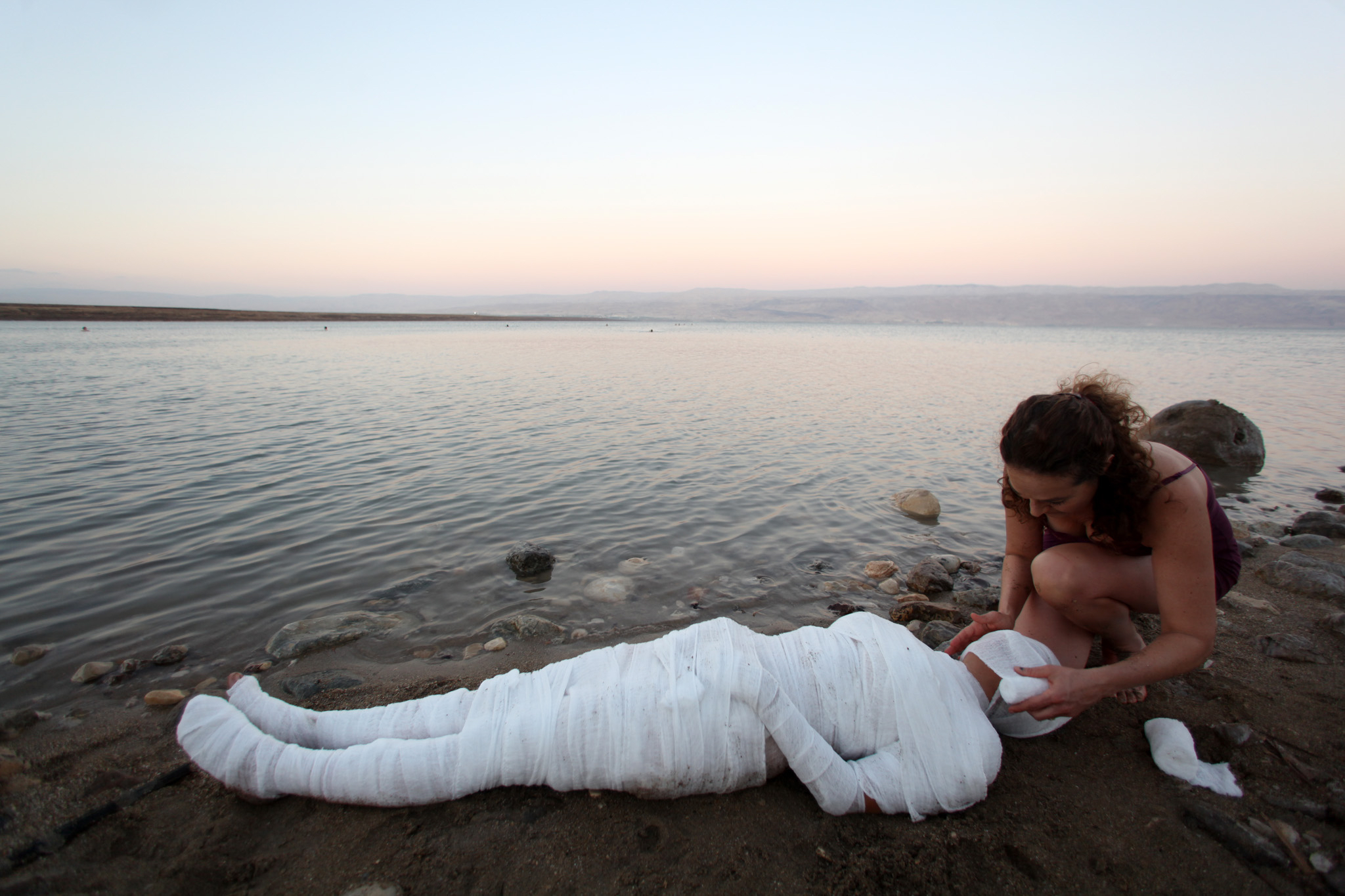 Sea of Death 2010 Performance related to the ecological death of the Dead Sea, Kalia beach, photo Jim Hollander ariane_littman_sea_of_death_2010_01