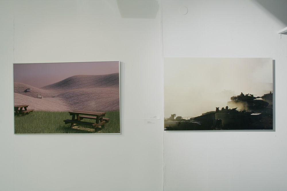 Left: Reuven Zahavi, Greenhouse: JNF 2008
Print on paper from 3D file, right: Ariane Littman
Tanks at Dawn 2008
Smoking U 09