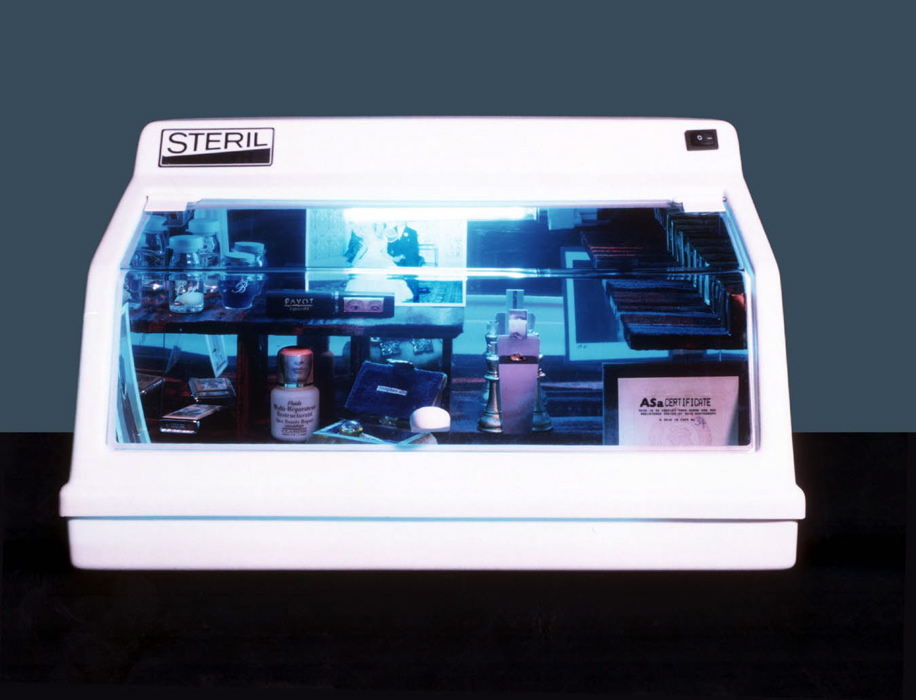 Interior (1994)
Sterilizer, objects and mixed media
25 x 41 x 27 cm
Photo: Eitan Shouker
Sterilizer 01