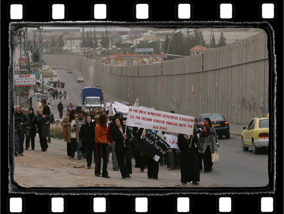 The Women's Peace March Scroll, 2006
Qalandiya, February 2006
Wood, photographs and yellow light
20 x 60 x 25 cm
The Jerusalem’s Scrolls 05