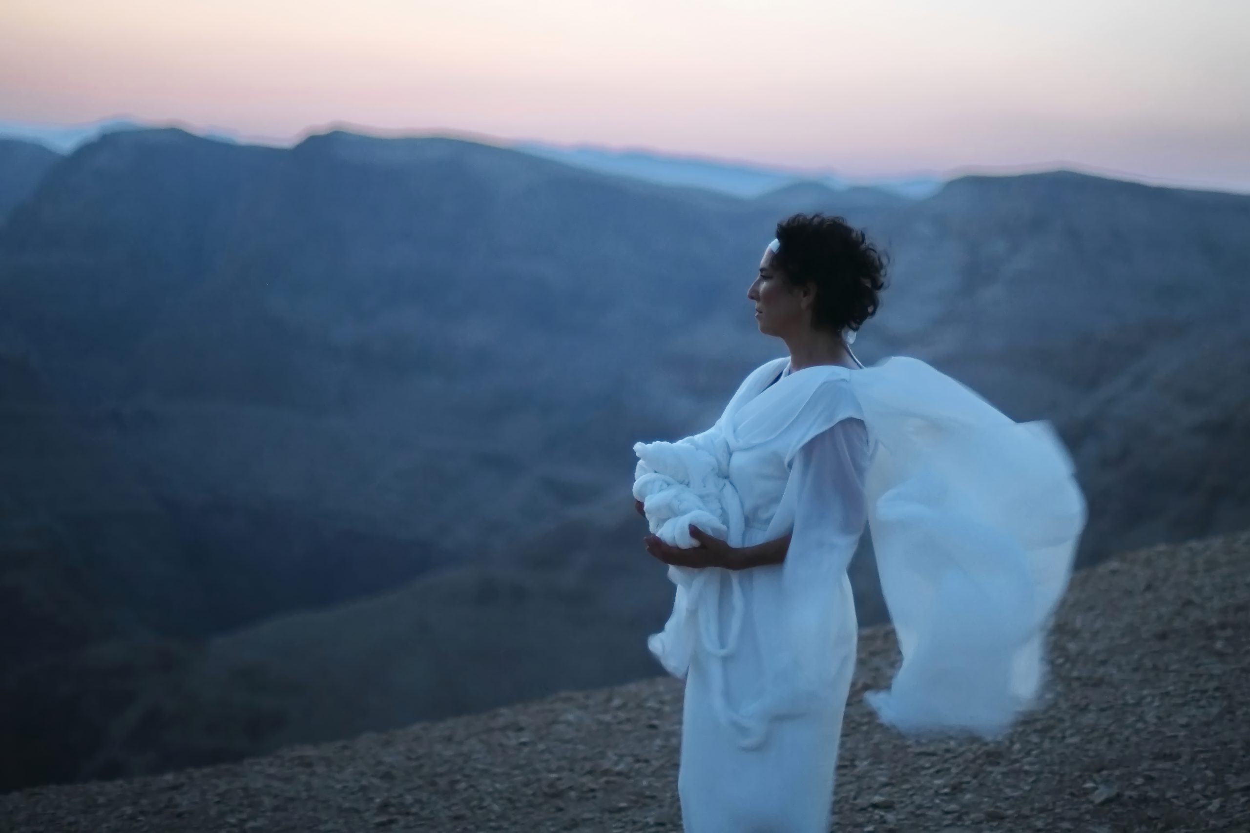 The Muse 2020, performance in Mezuke Dragot, Judean Desert, photo Avgar Idan ariane_littman_the_muse_2020_04